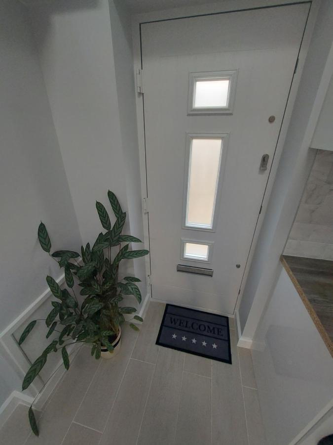 New, Stylish Studio Flat With Private Patio And Free On-Street Parking Check Out At 11Am Bournemouth Eksteriør bilde