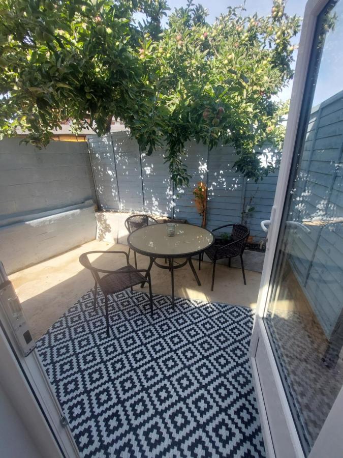 New, Stylish Studio Flat With Private Patio And Free On-Street Parking Check Out At 11Am Bournemouth Eksteriør bilde