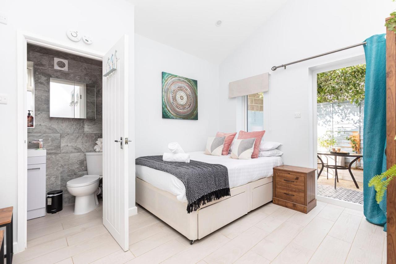 New, Stylish Studio Flat With Private Patio And Free On-Street Parking Check Out At 11Am Bournemouth Eksteriør bilde