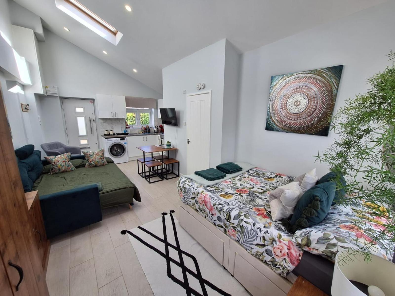 New, Stylish Studio Flat With Private Patio And Free On-Street Parking Check Out At 11Am Bournemouth Eksteriør bilde