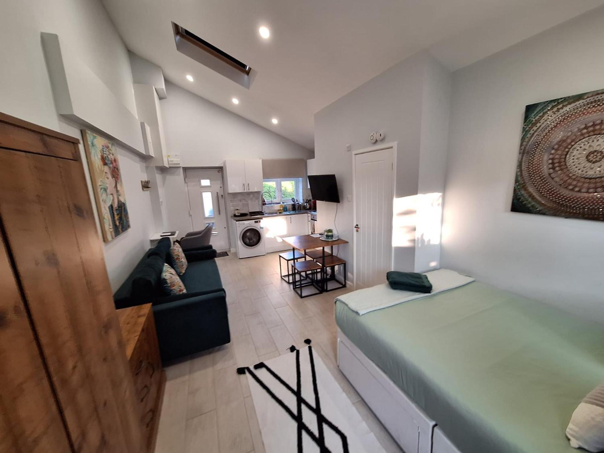 New, Stylish Studio Flat With Private Patio And Free On-Street Parking Check Out At 11Am Bournemouth Eksteriør bilde