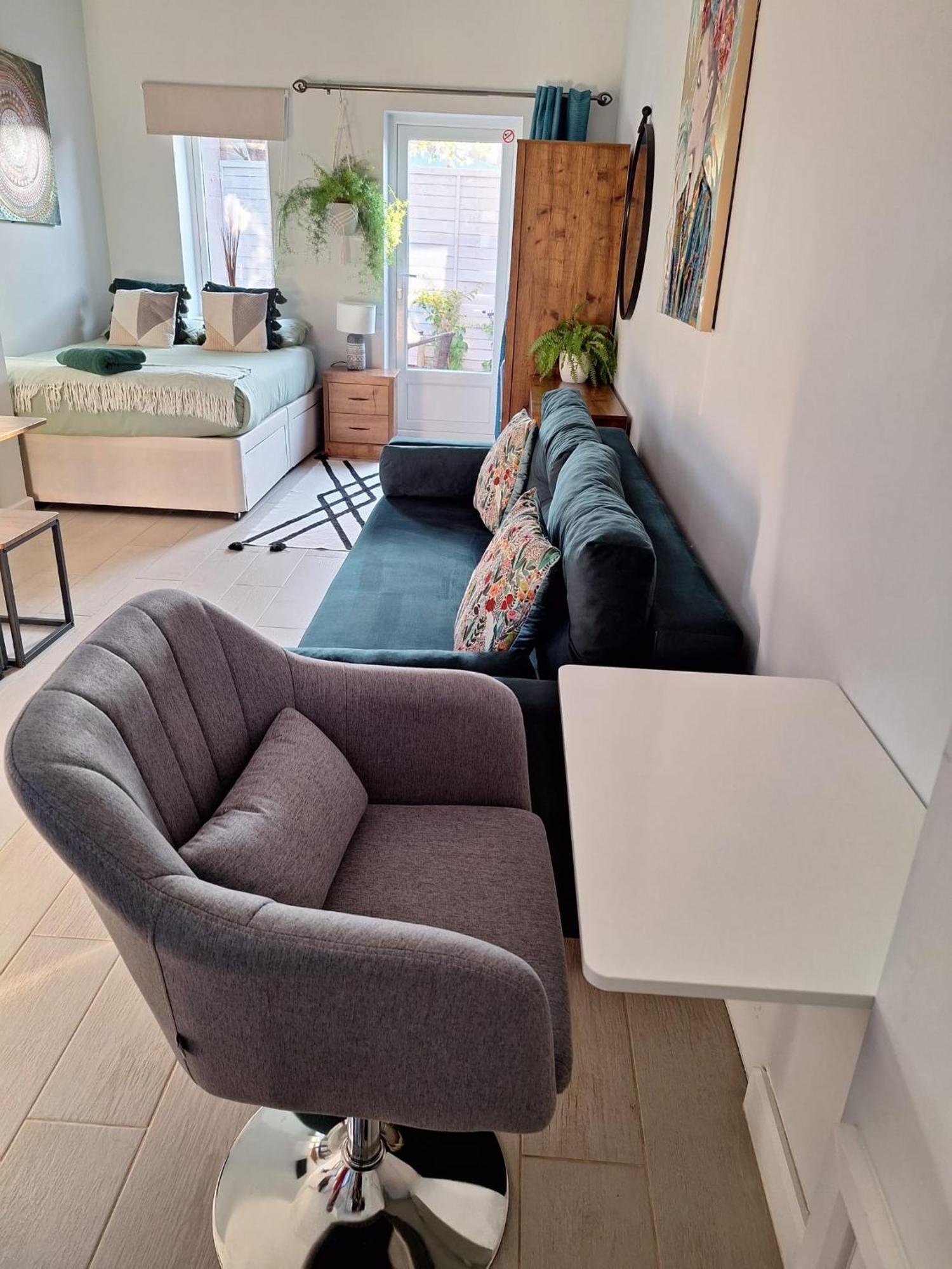 New, Stylish Studio Flat With Private Patio And Free On-Street Parking Check Out At 11Am Bournemouth Eksteriør bilde
